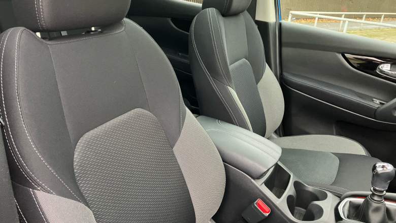 Nissan Qashqai 1.3 DiG-T N-Connecta 5dr [Glass Roof Pack] Petrol Hatchback